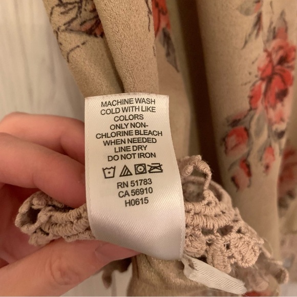 Maurice’s Floral Rose Print Top With Lace Trim Size XS - Picture 5 of 5